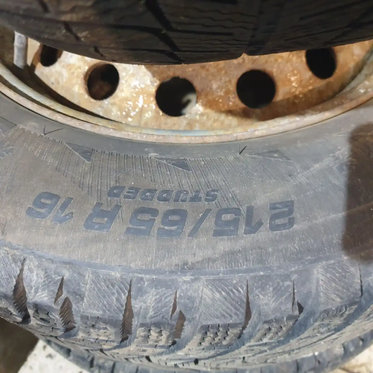 Комплект зимней резины Michelin 215/65 R16 с дисками - Шины и диски (Авто) в Москва