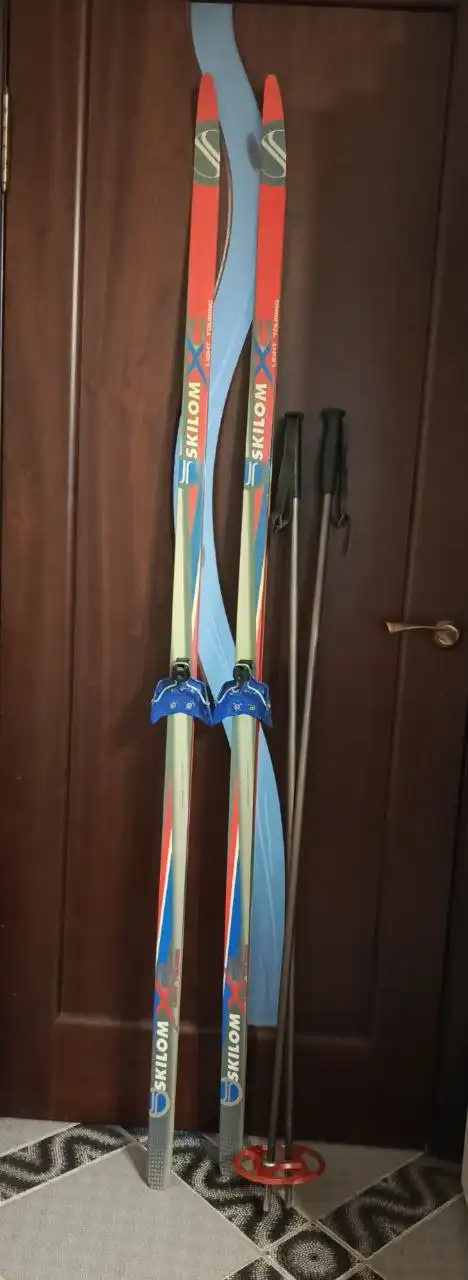 Лыжи беговые с палками 180см - Спорт (Хобби и отдых) в Москва