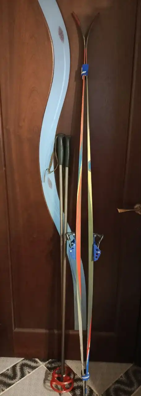 Лыжи беговые с палками 180см - Спорт (Хобби и отдых) в Москва