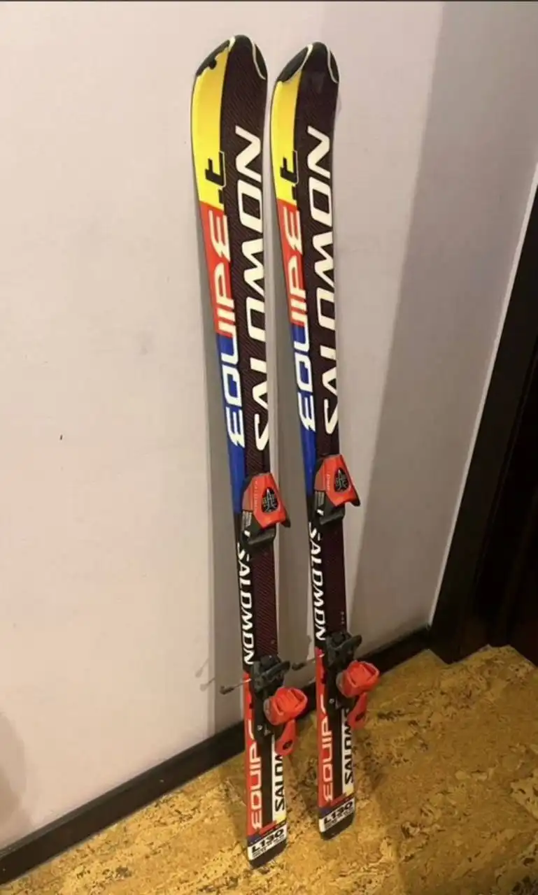 Горные лыжи Salomon 130 см с креплениями и палками - Лыжи (Хобби и отдых) в Москва