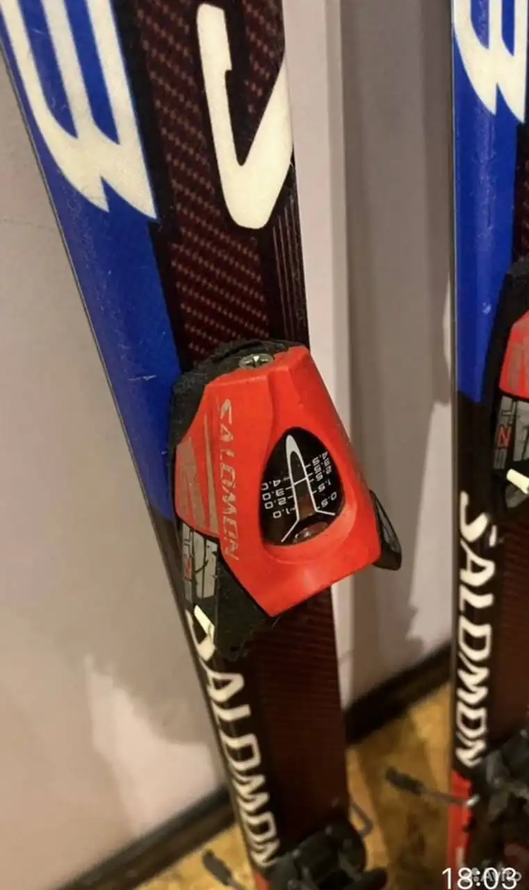 Горные лыжи Salomon 130 см с креплениями и палками - Лыжи (Хобби и отдых) в Москва