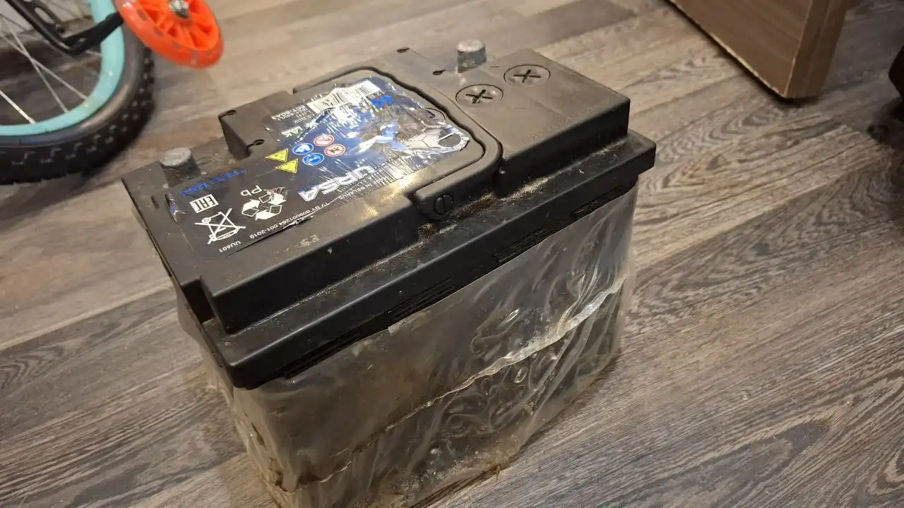 Продам акумулятор для авто - Аккумуляторы (Запчасти) в Москва