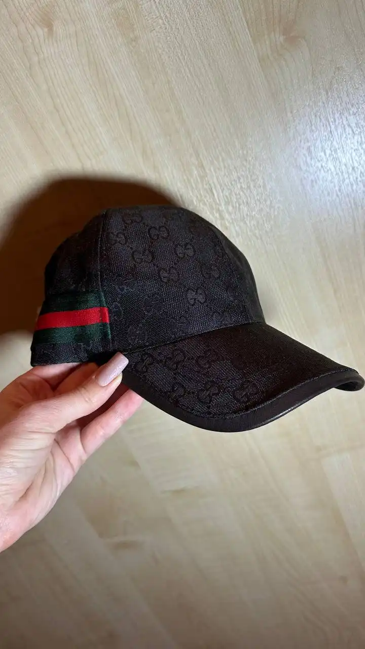 Продажа б/у одежды и аксессуаров брендов Fendi, Gucci, Guess, Imperial - Верхняя одежда и аксессуары (Одежда) в Москва