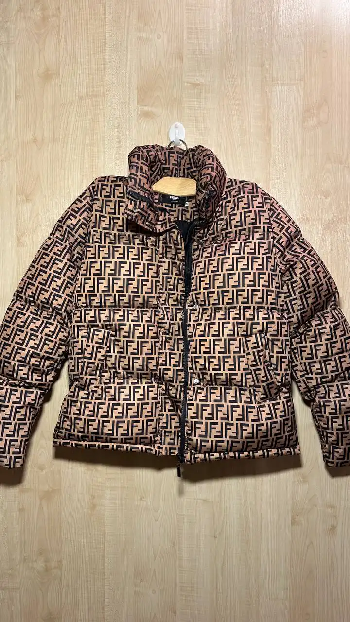 Продажа одежды и аксессуаров брендов Fendi, Gucci, Guess, Imperial, Calzedonia - Верхняя одежда и аксессуары (Одежда) в Москва