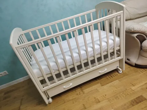 Детская кроватка с маятником и выдвижным ящиком - Куклы в Красногорск