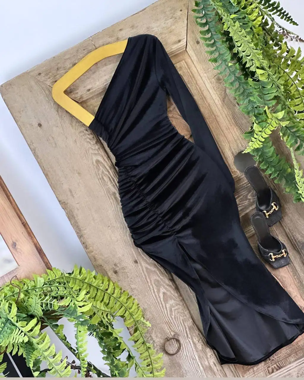 Платье черное бархатное с разрезом размер S - Платья (Одежда) в Долгопрудный