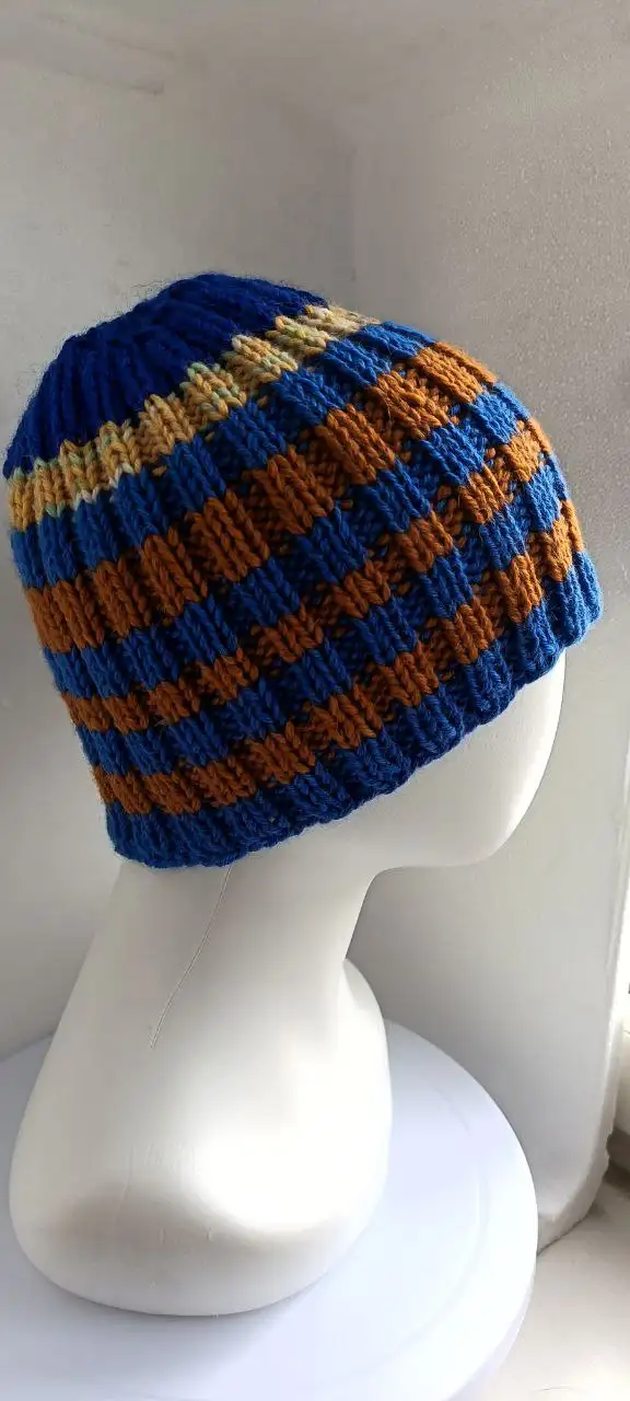 Ручная шапочка для подростка из полушерсти - Головные уборы (Одежда) в Москва