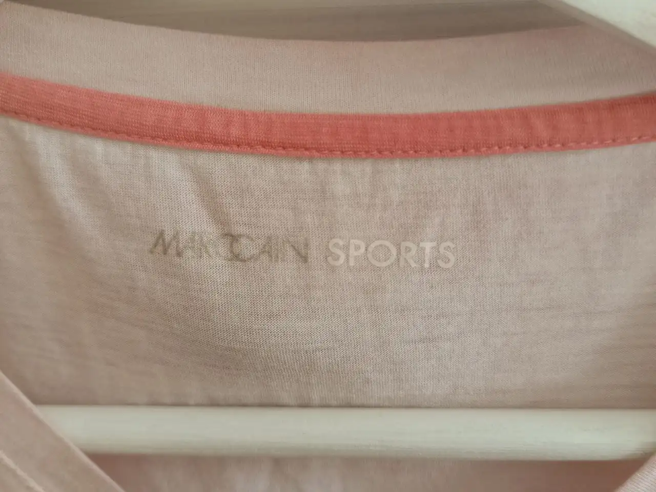 Футболка новая 42 размер - Одежда в Москва