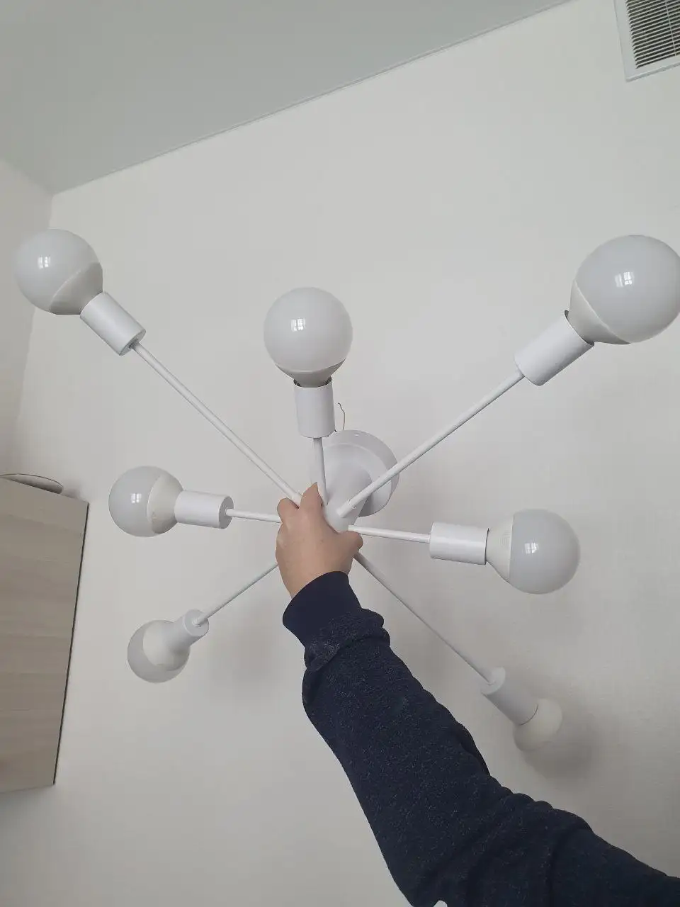 Продаётся 8-рожковая люстра - Освещение (Для дома и дачи) в Москва