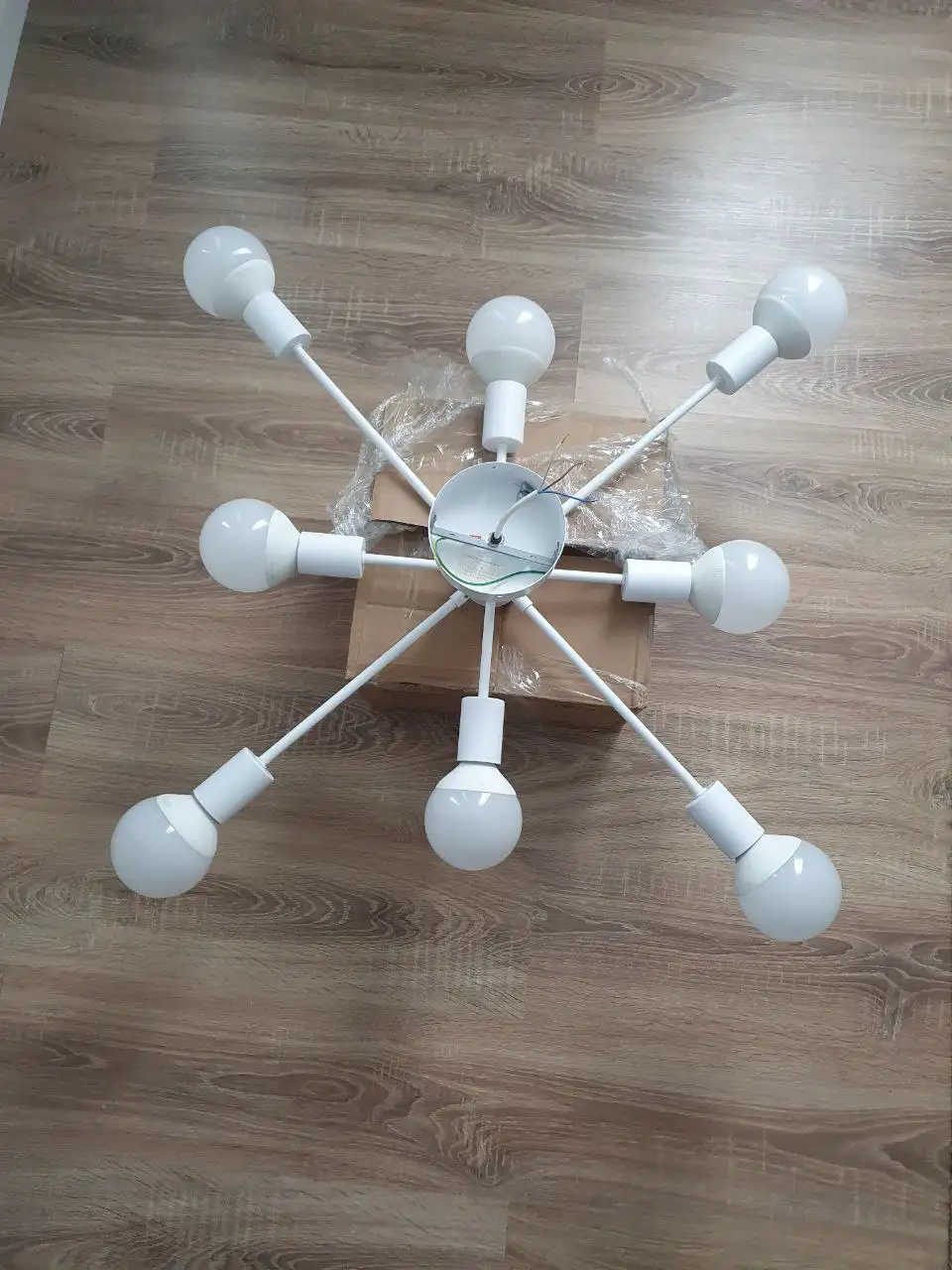 Продаётся 8-рожковая люстра - Освещение (Для дома и дачи) в Москва