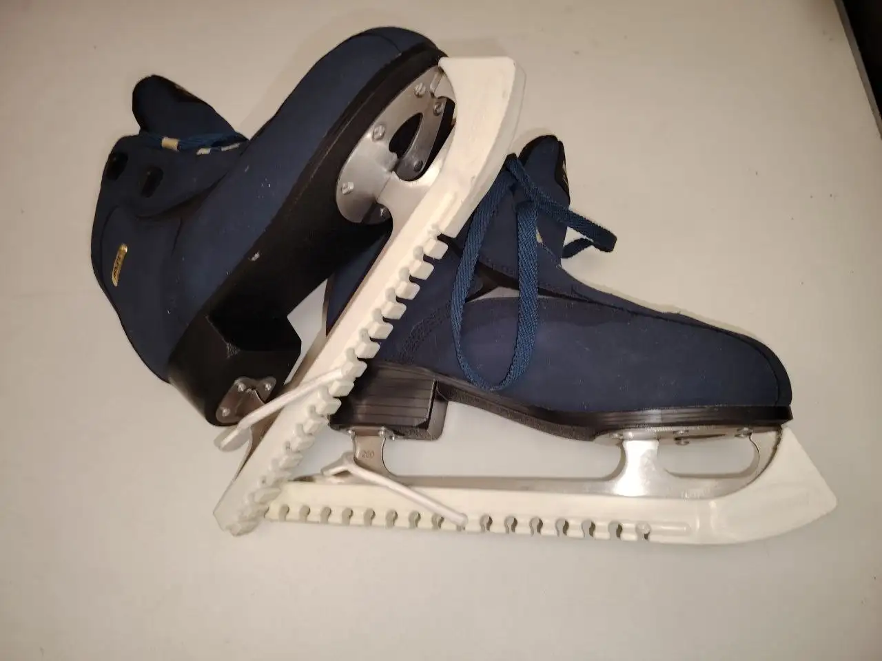 Полупрофессиональные коньки Roces в отличном состоянии - Коньки (Хобби и отдых) в Коммунарка