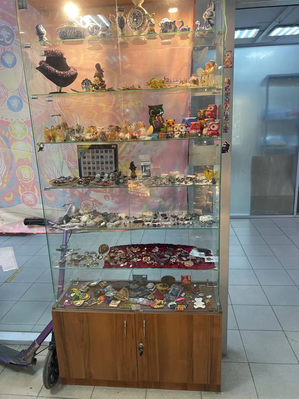 Шкафы витрины почти задаром - Барахолка в Москва