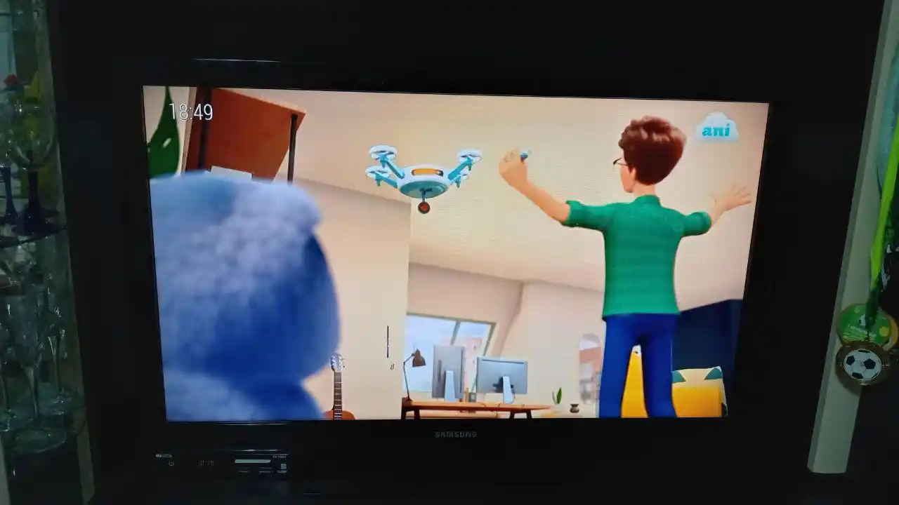 Телевизор 32 дюйма с небольшим дефектом экрана