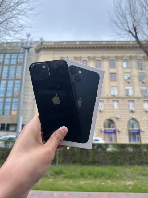 iPhone 13 128гб с заменённым экраном и задним стеклом - Наушники в Волгоград