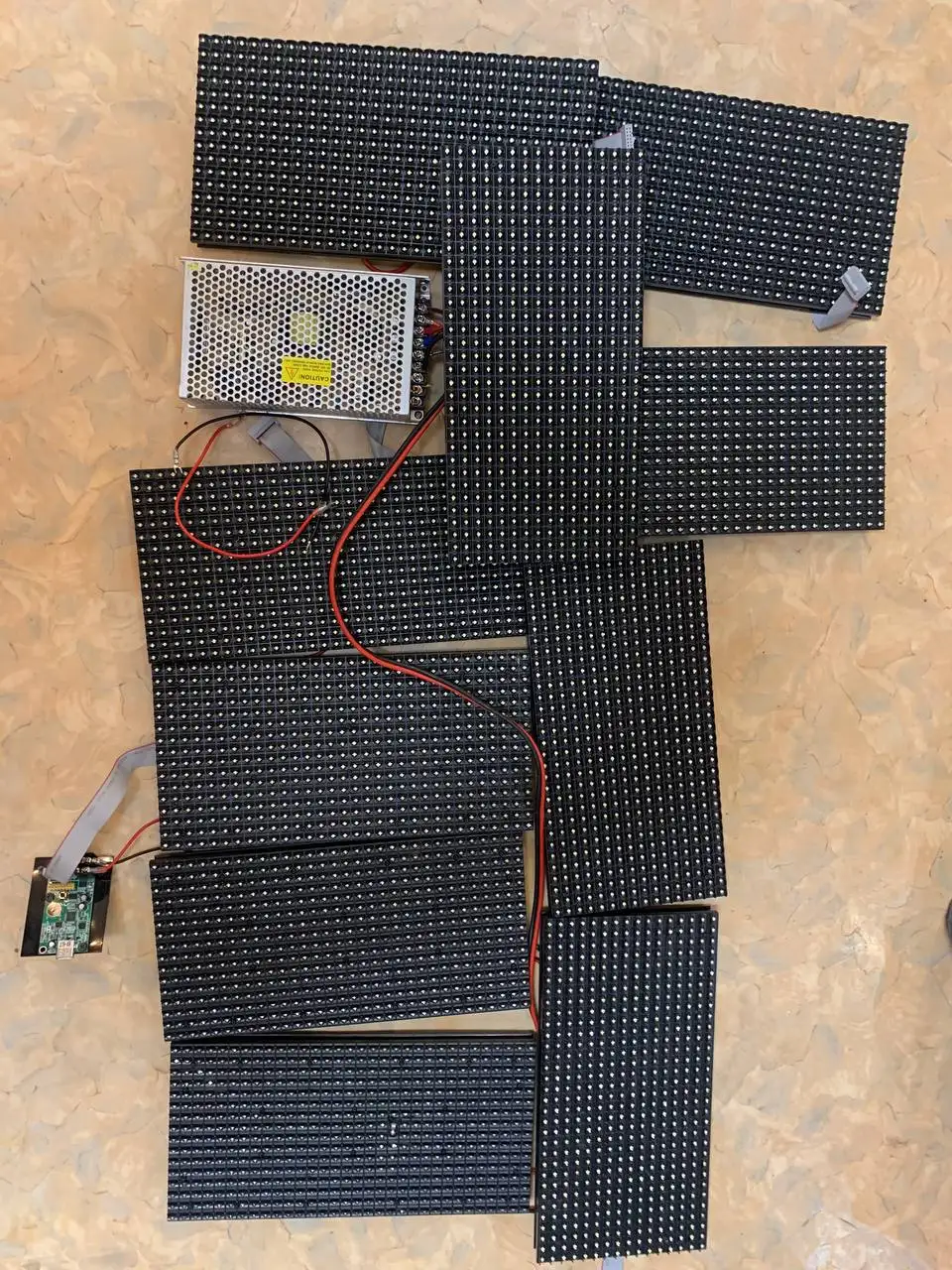 Бегущая строка белая с проводами и блоками - Электроника в Волгоград