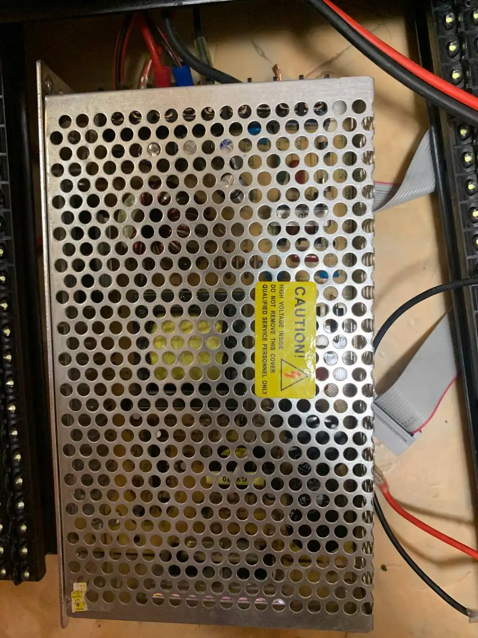 Бегущая строка белая с проводами и блоками - Электроника в Волгоград