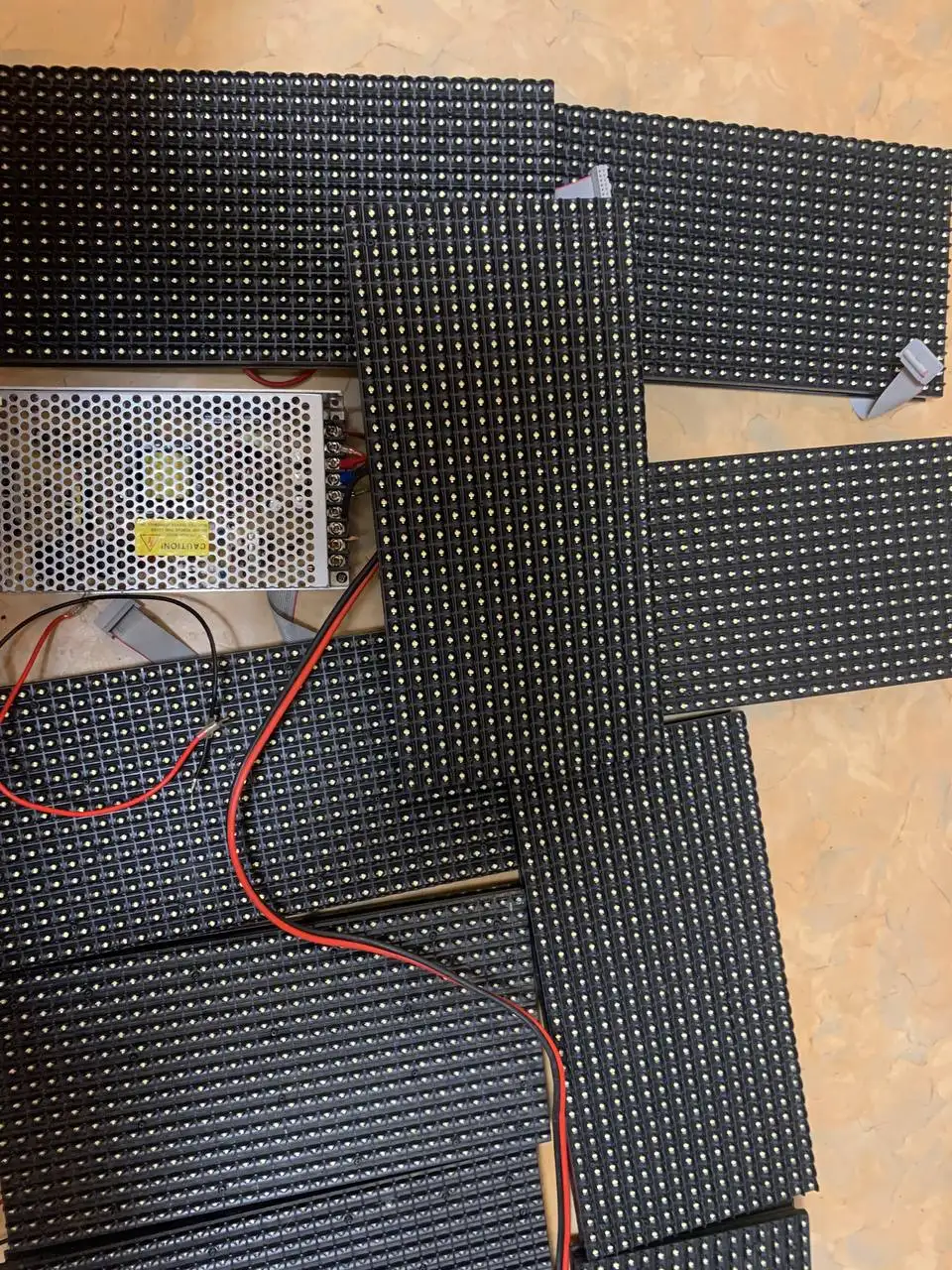 Бегущая строка белая с проводами и блоками - Электроника в Волгоград