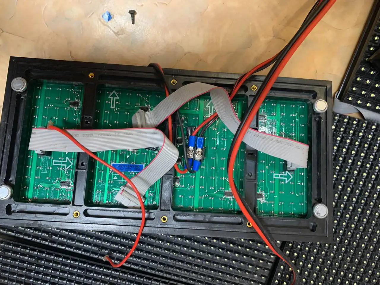 Бегущая строка белая с проводами и блоками - Электроника в Волгоград