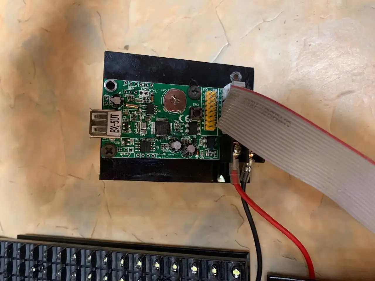 Бегущая строка белая с проводами и блоками - Электроника в Волгоград