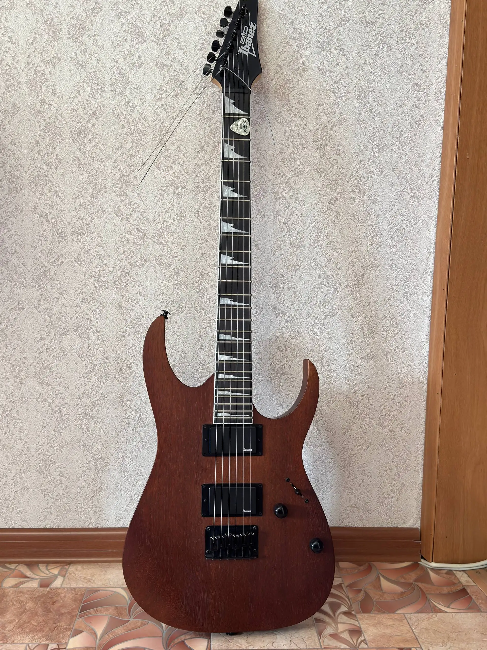 Продам гитару Ibanez и комбик Stagg 10GA - Музыкальные инструменты (Хобби и отдых) в Волгоград