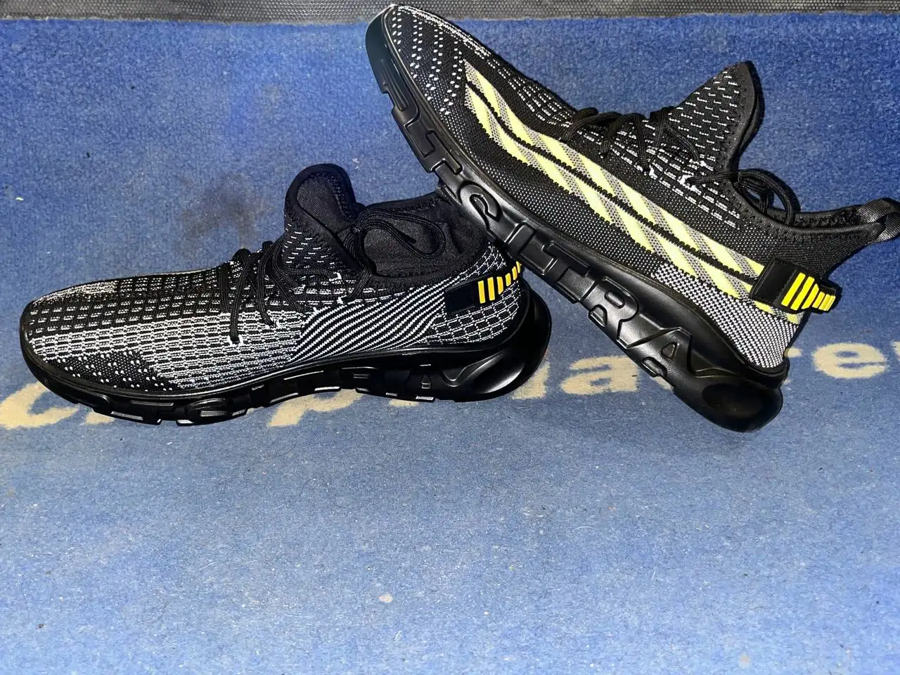 Новые кроссовки Yezzy 43-44 - Обувь (Одежда) в Волгоград