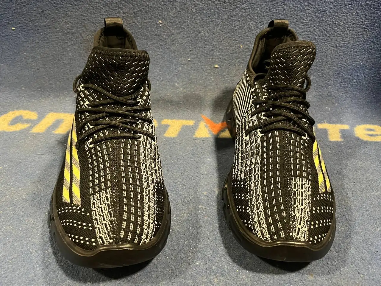 Новые кроссовки Yezzy 43-44 - Обувь (Одежда) в Волгоград