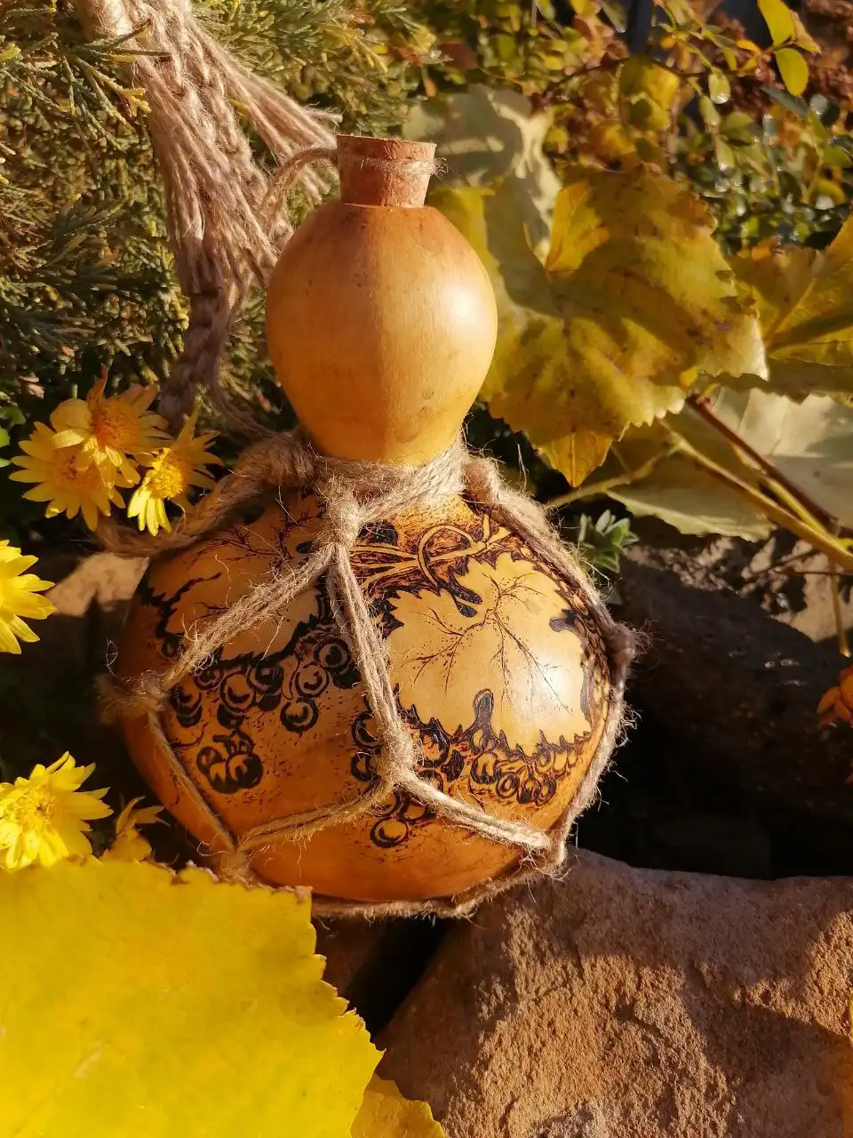 Фляга из посудной тыквы с выжженным рисунком