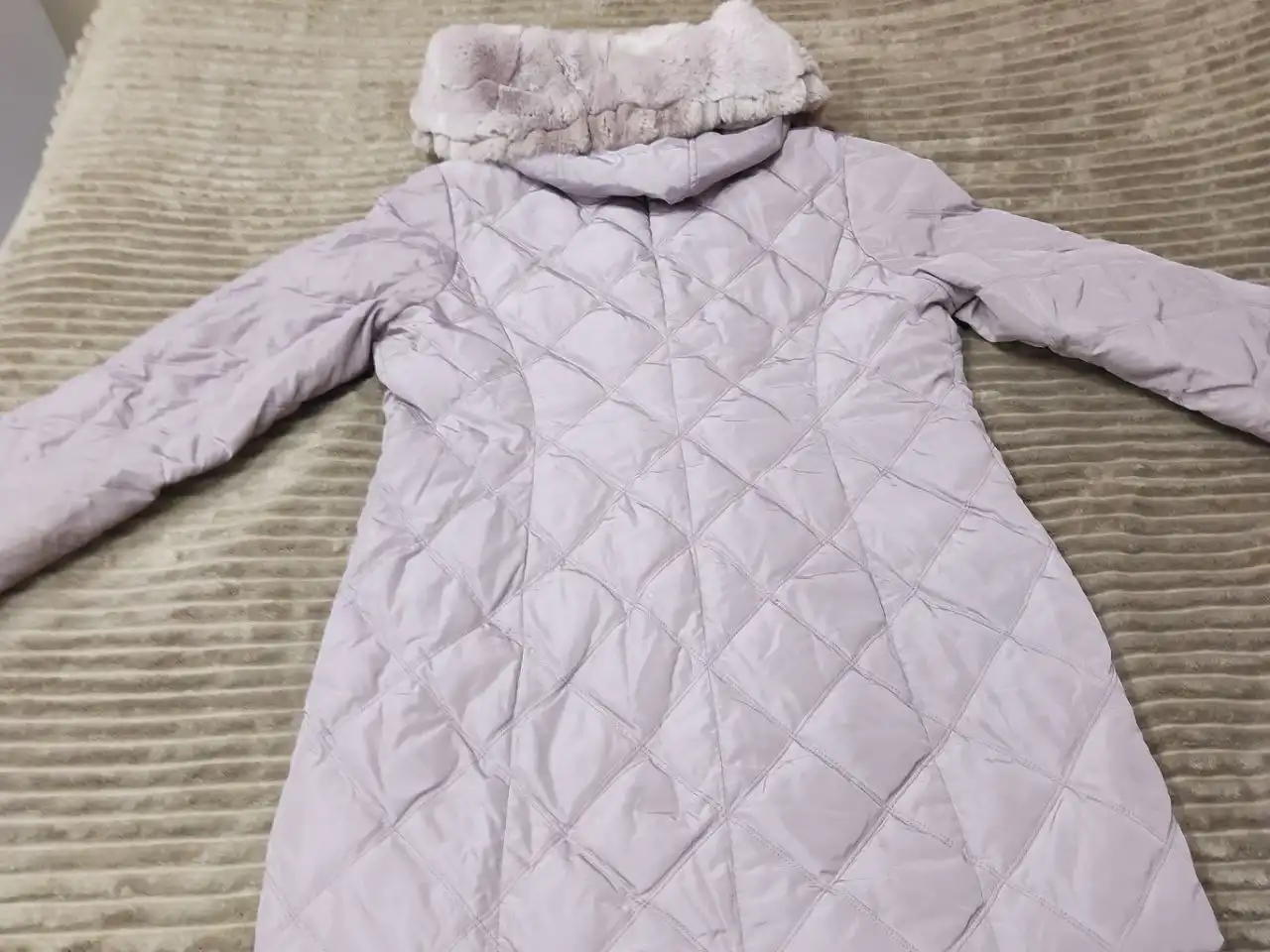 Продажа зимнего пуховика с натуральным мехом