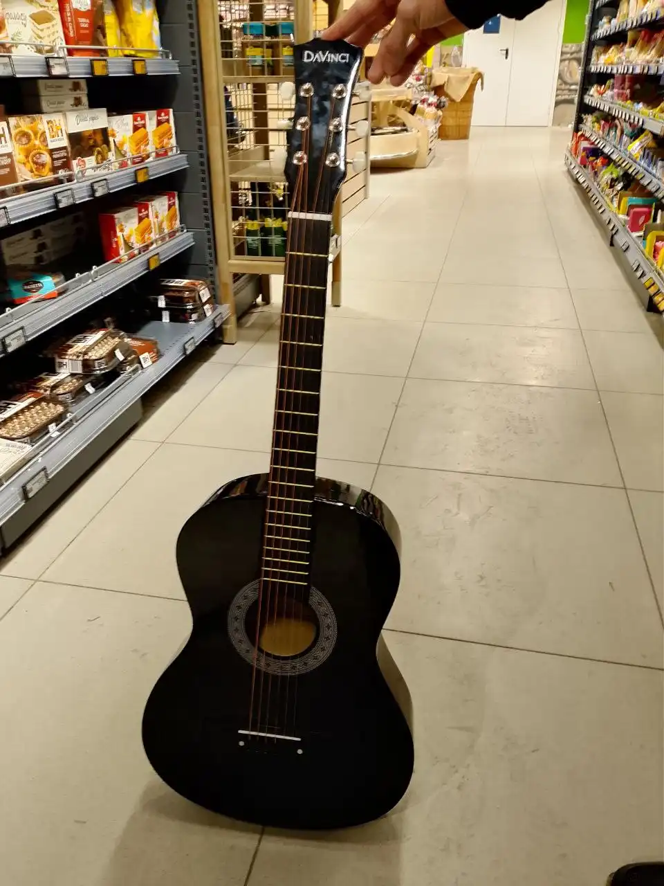 Продажа гитары с мелкими царапинами - Музыкальные инструменты (Хобби и отдых) в Волгоград