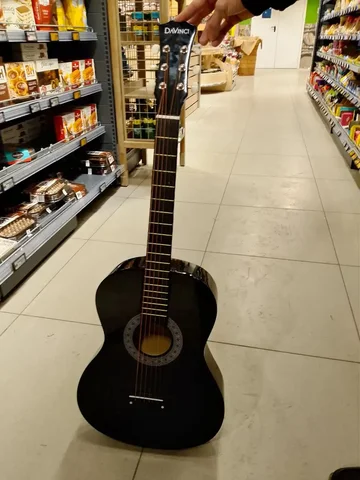 Продажа гитары с мелкими царапинами - Швейное оборудование в Волгоград