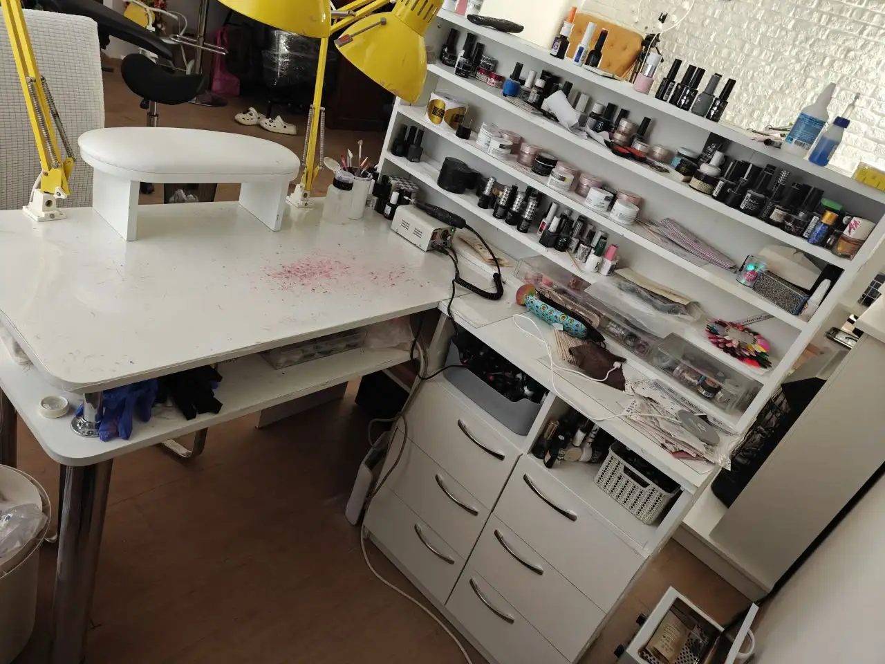 Продажа маникюрных столов и ламп - Профессиональное оборудование (Барахолка) в Волгоград