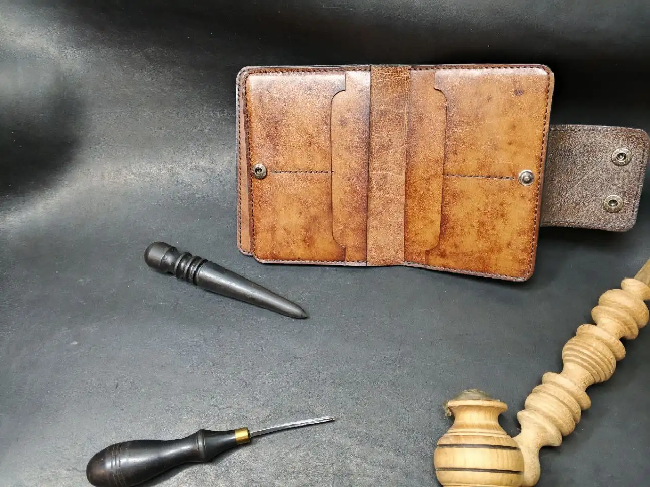 Брутальный кожаный кошелек с гравировкой - Аксессуары (Барахолка) в Волгоград