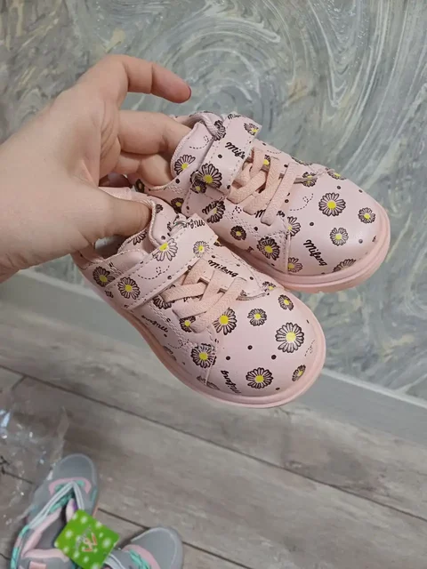 Детская обувь розового и белого цвета - Товары для детей в Волгоград