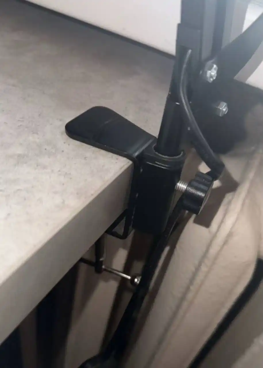 Лампа настольная с металлическим креплением