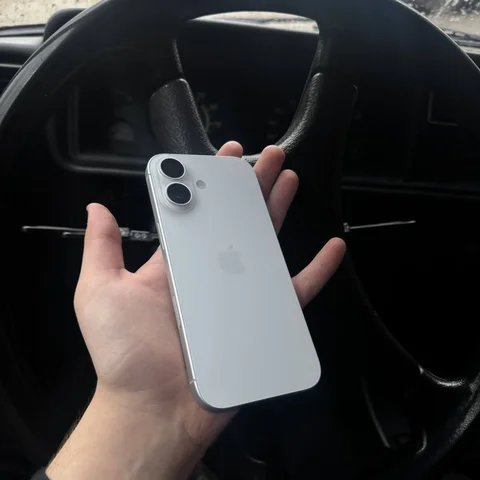 Продам iPhone 17 256ГБ в идеальном состоянии - Наушники в Волгоград