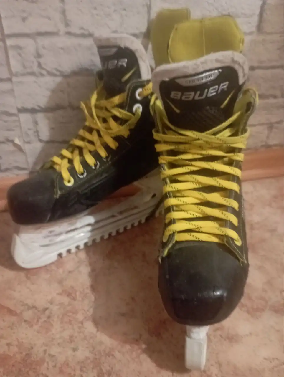 Коньки и клюшка для хоккея