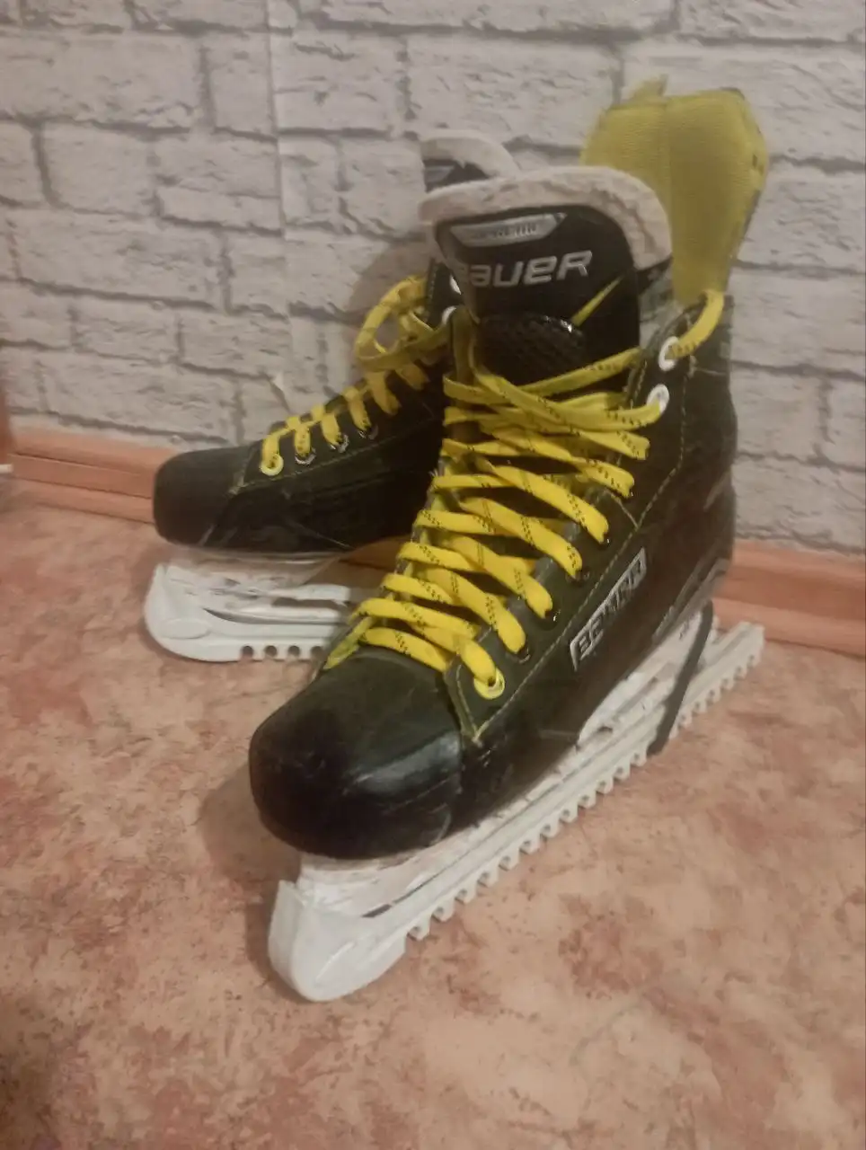 Коньки и клюшка для хоккея