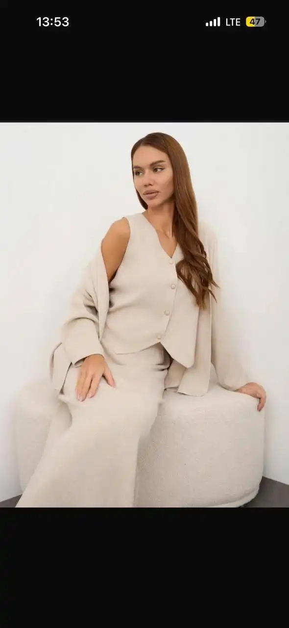 Новые костюмы и платья разных размеров