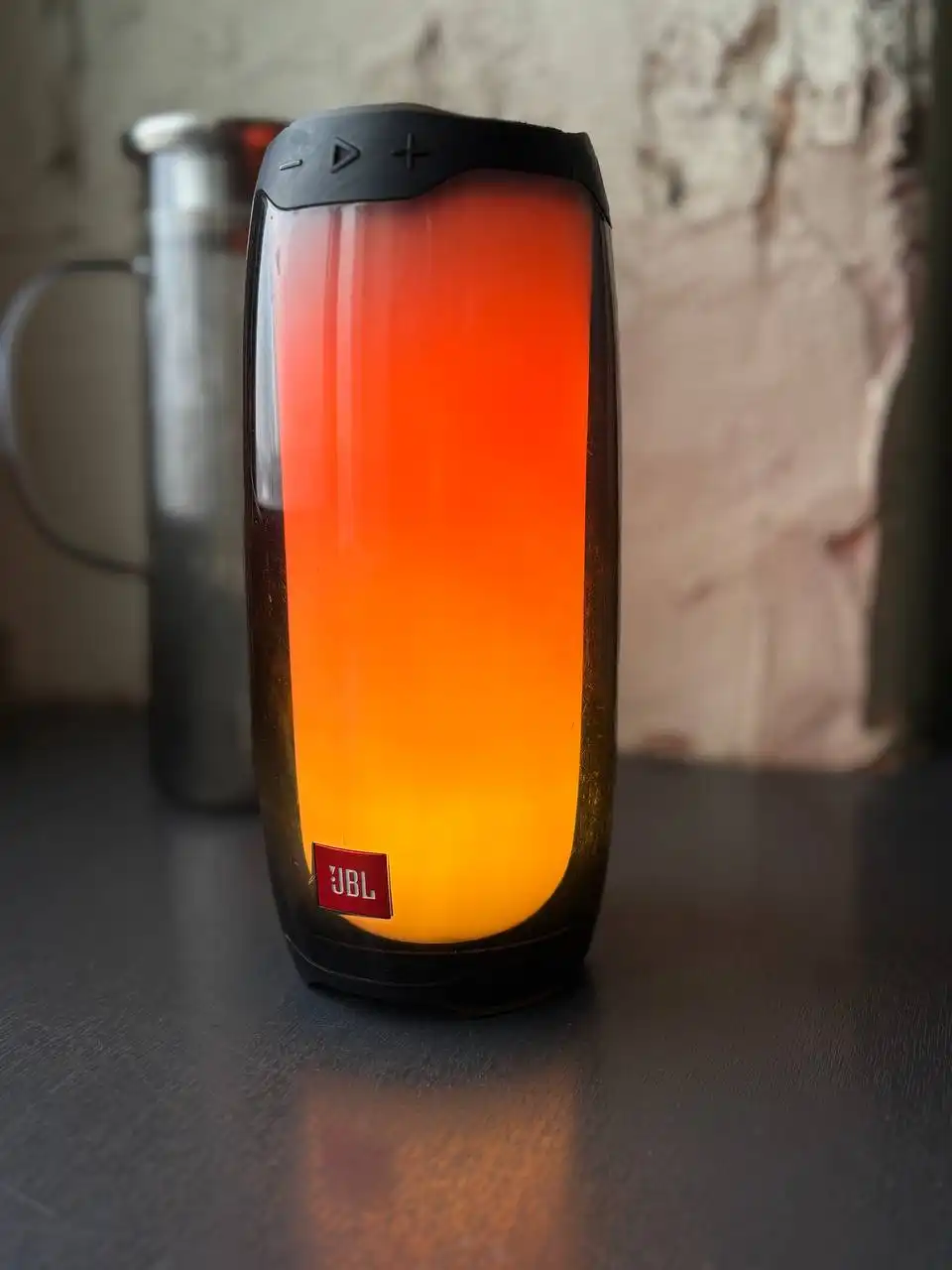 Продам колонку JBL Pulse 4