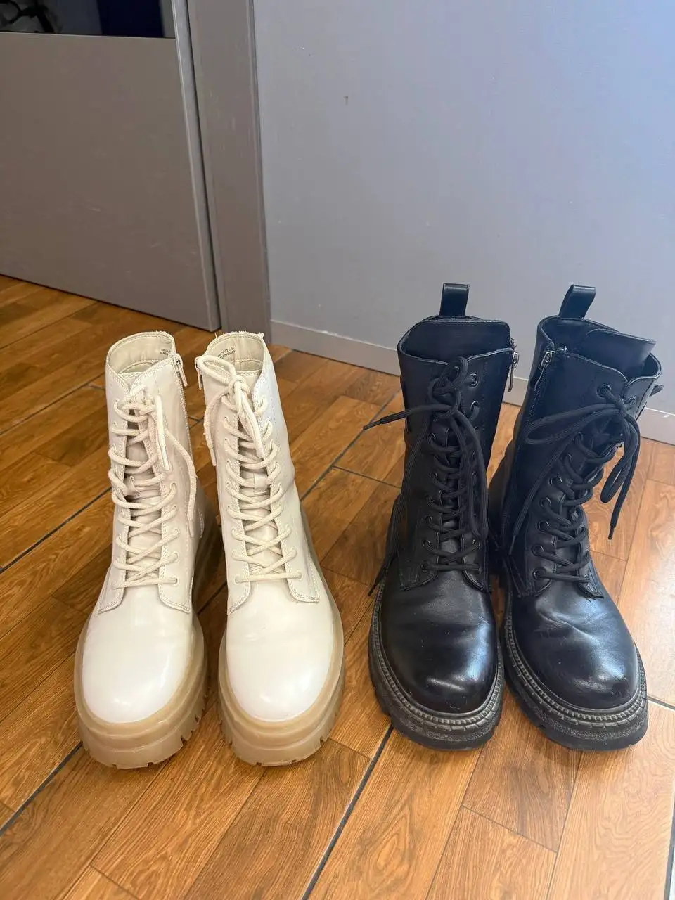 Бежевые демисезонные и черные зимние сапоги на платформе - Обувь (Одежда) в Оренбург