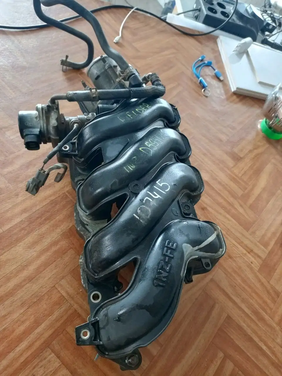 Впускной коллектор с заслонкой на ТОЙОТА 1NZ - Автозапчасти (Запчасти) в Оренбург