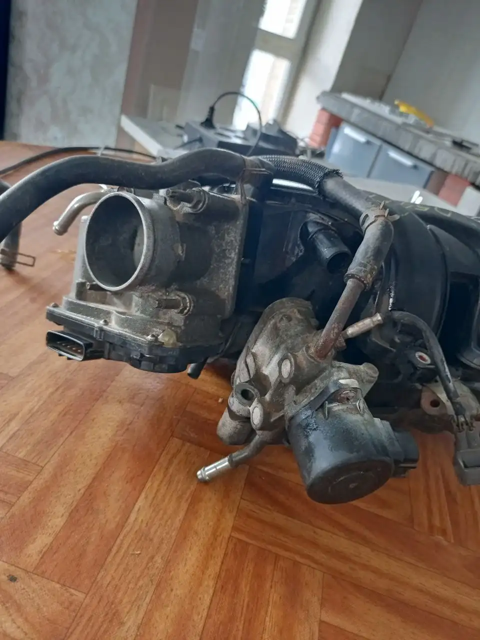 Впускной коллектор с заслонкой на ТОЙОТА 1NZ - Автозапчасти (Запчасти) в Оренбург