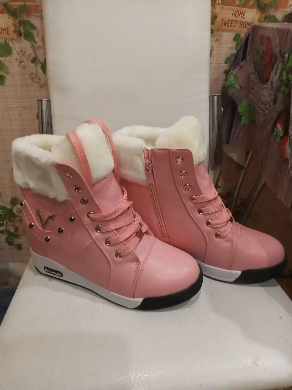 Продам новые зимние ботинки размер 25