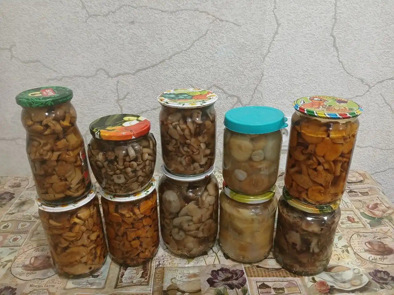 Маринованные овощи, грибы, варенье и сухофрукты