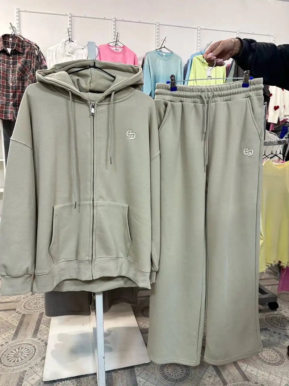 Теплые костюмы остатки - Одежда в Заречный