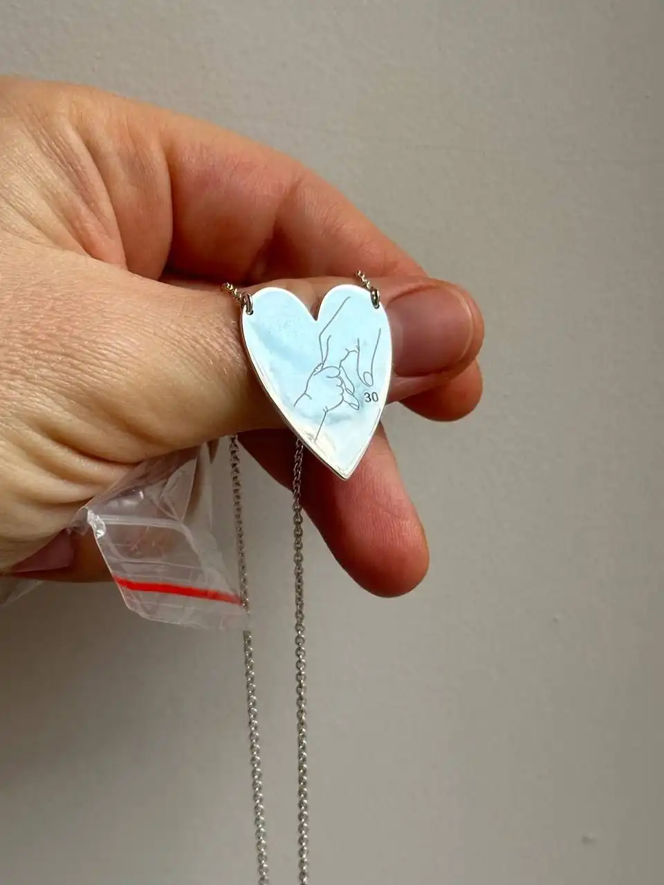 Новый серебряный кулон с надписью 'мама' на разных языках - Ювелирные изделия (Барахолка) в Заречный