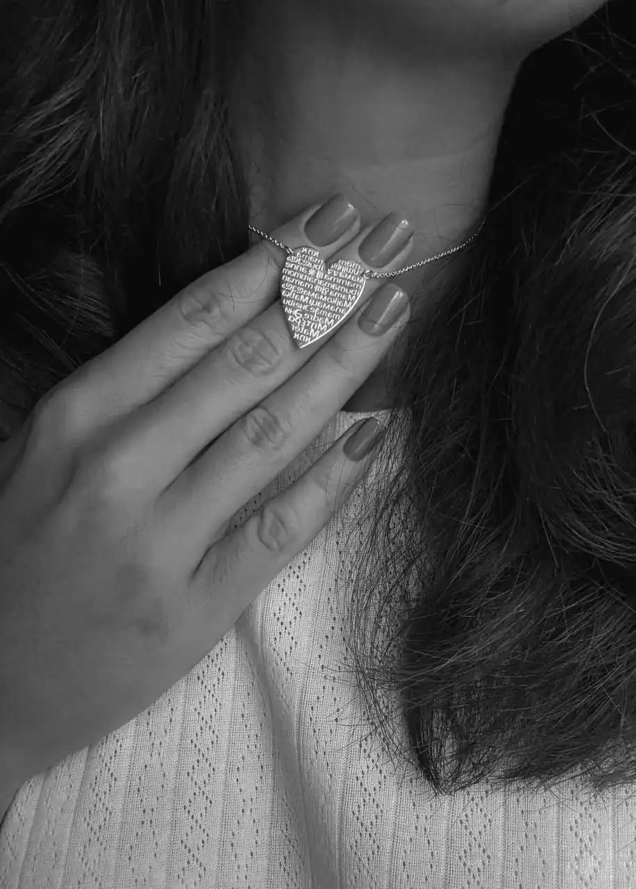 Новый серебряный кулон с надписью 'мама' на разных языках - Ювелирные изделия (Барахолка) в Заречный