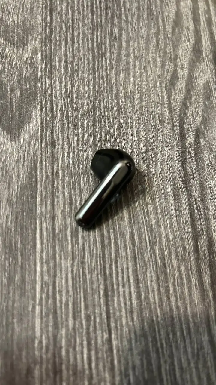 Найден наушник у подъезда - Барахолка в Заречный