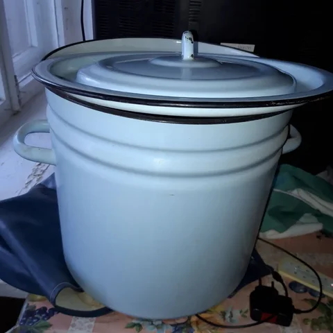 Продам эмалированную кастрюлю 12 л в Заречном - Матрасы в Заречный