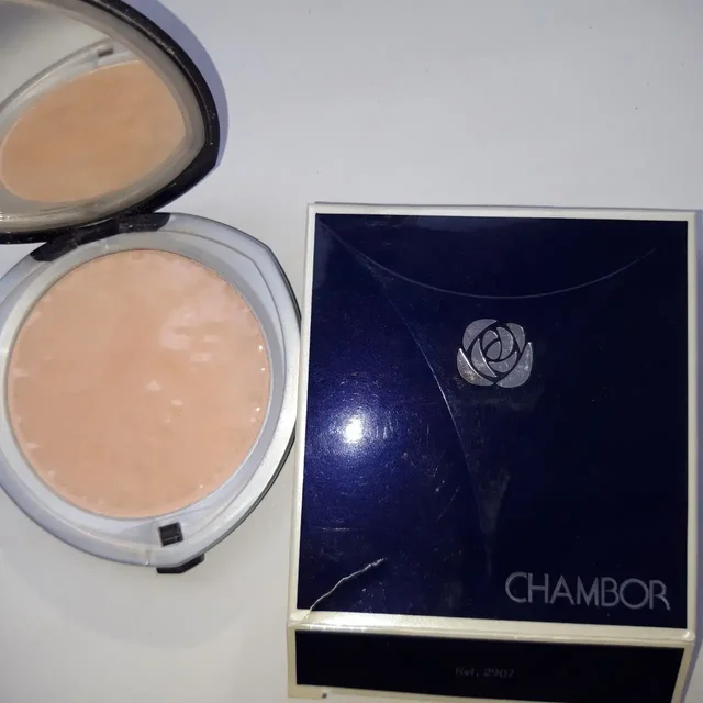 Продажа пудры Lakme The Gleamers и Silver Shadow Compact Powder - Красота и здоровье в Заречный